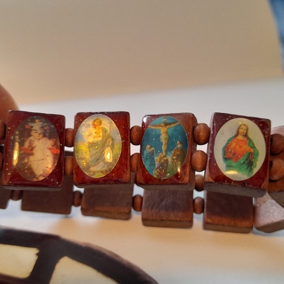 Wooden Braceket With Religious Images - Picture 4 of 7